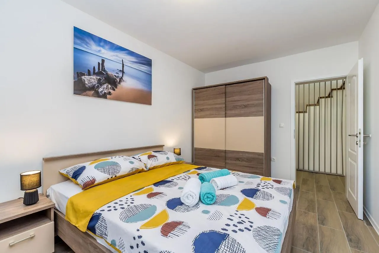 Holiday House Sunlight With Heated Pool Malinska