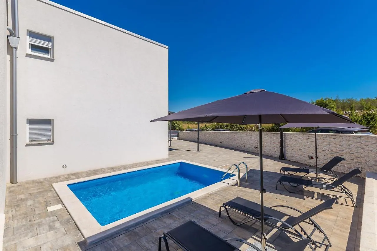 Holiday House Sunlight With Heated Pool Malinska