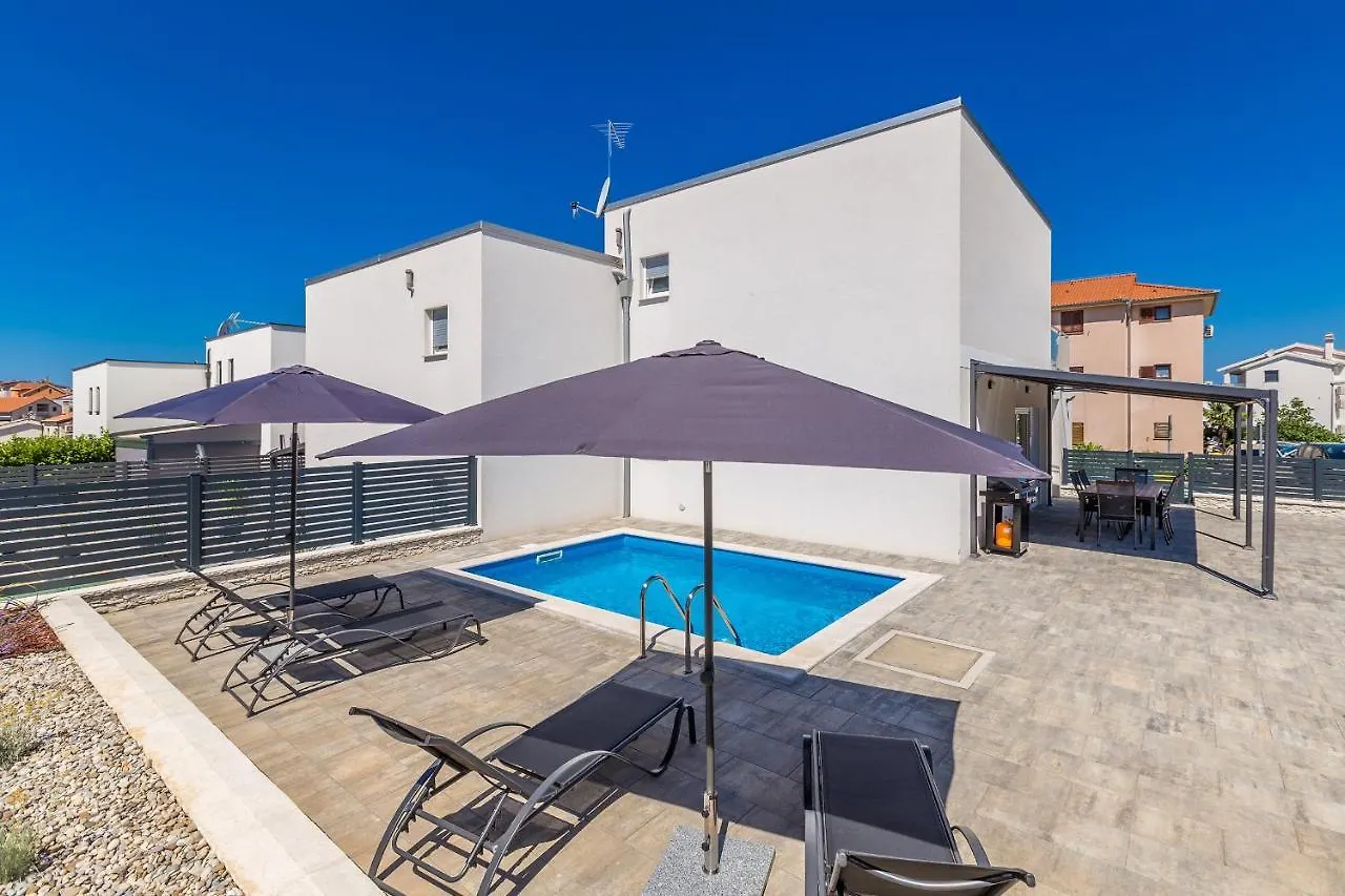 Сasa de vacaciones Holiday House Sunlight With Heated Pool Malinska Croacia